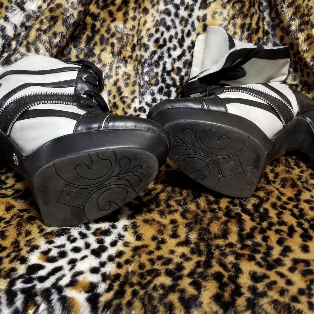 Boots - Picture 4 of 5
